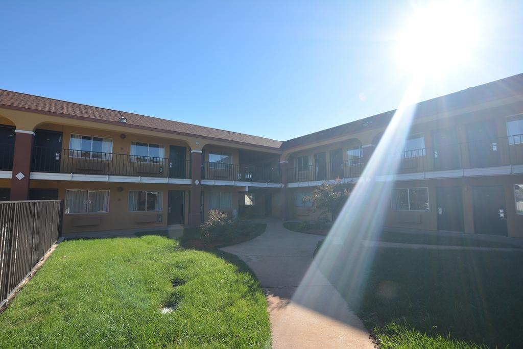 Super 8 By Wyndham Midwest City Ok Extérieur photo